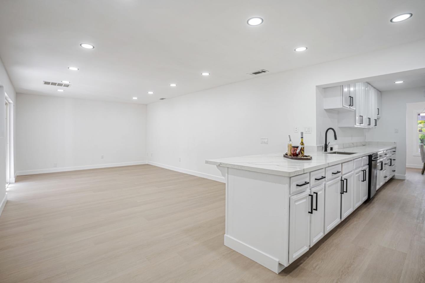 Detail Gallery Image 11 of 46 For 109 Maple St, Vacaville,  CA 95688 - 6 Beds | 2/1 Baths