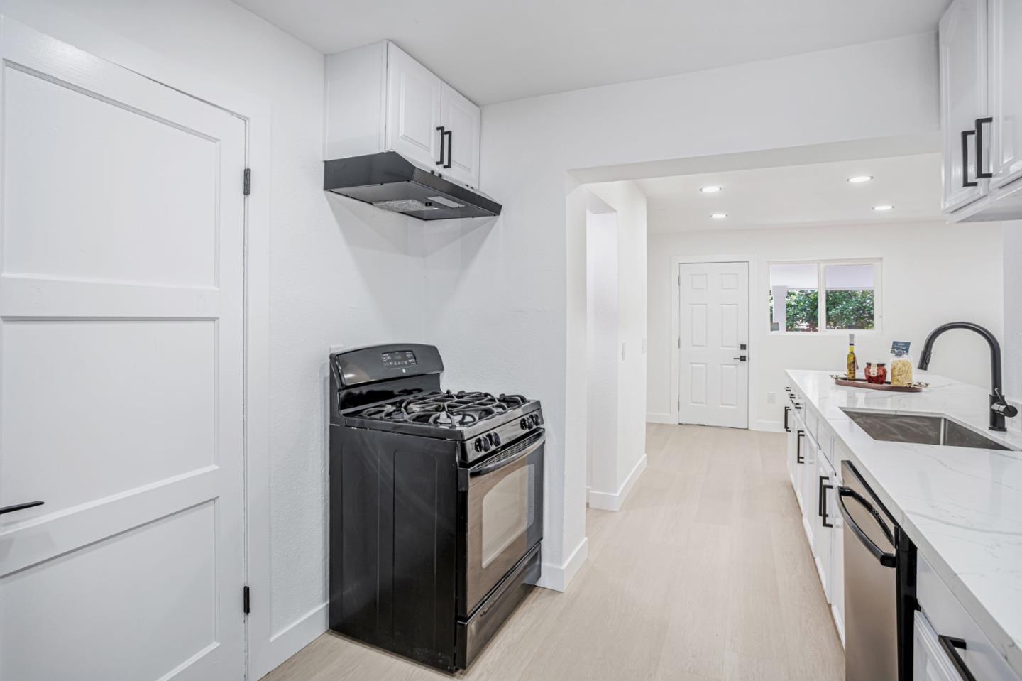 Detail Gallery Image 12 of 46 For 109 Maple St, Vacaville,  CA 95688 - 6 Beds | 2/1 Baths
