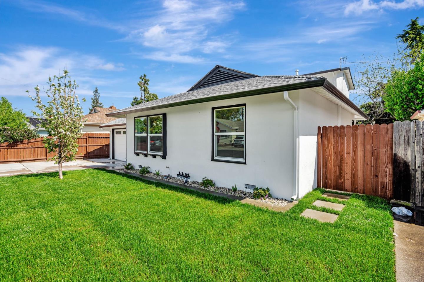 Detail Gallery Image 2 of 46 For 109 Maple St, Vacaville,  CA 95688 - 6 Beds | 2/1 Baths