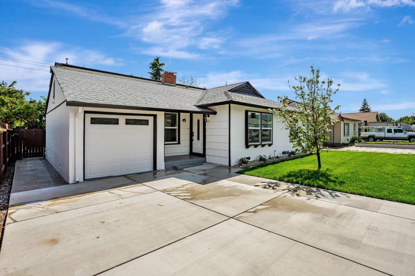 Detail Gallery Image 3 of 46 For 109 Maple St, Vacaville,  CA 95688 - 6 Beds | 2/1 Baths