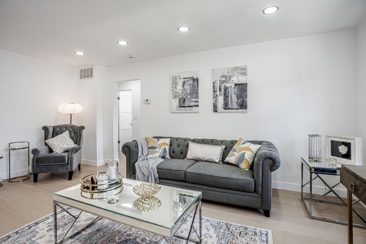 Detail Gallery Image 4 of 46 For 109 Maple St, Vacaville,  CA 95688 - 6 Beds | 2/1 Baths
