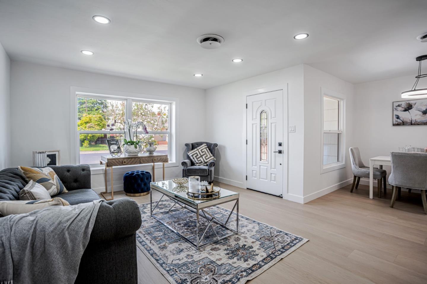 Detail Gallery Image 7 of 46 For 109 Maple St, Vacaville,  CA 95688 - 6 Beds | 2/1 Baths