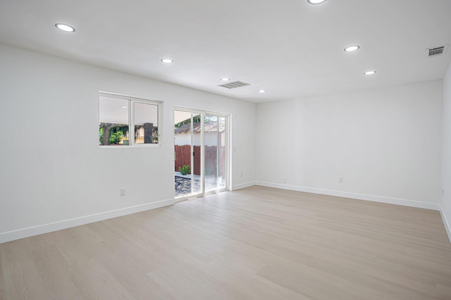 Detail Gallery Image 8 of 46 For 109 Maple St, Vacaville,  CA 95688 - 6 Beds | 2/1 Baths