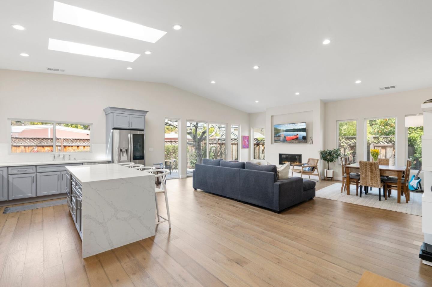 Detail Gallery Image 6 of 33 For 2331 Sunny Vista Dr, San Jose,  CA 95128 - 4 Beds | 3/1 Baths