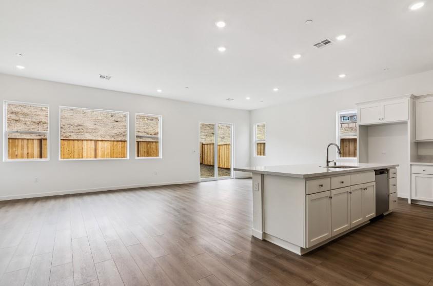 Detail Gallery Image 8 of 14 For 8078 Waterfall Ln, Vallejo,  CA 94591 - 3 Beds | 2 Baths