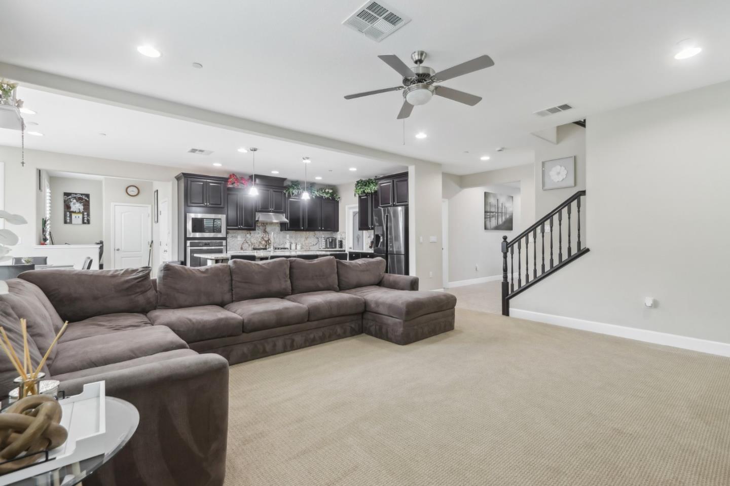 Detail Gallery Image 10 of 46 For 1838 Tamarind Way, Gilroy,  CA 95020 - 5 Beds | 4/1 Baths