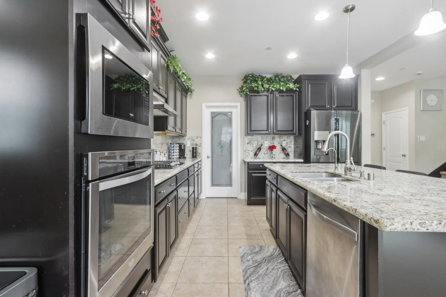 Detail Gallery Image 6 of 46 For 1838 Tamarind Way, Gilroy,  CA 95020 - 5 Beds | 4/1 Baths