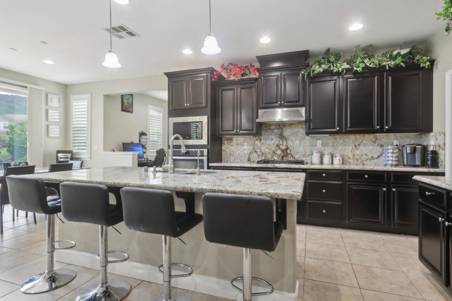 Detail Gallery Image 7 of 46 For 1838 Tamarind Way, Gilroy,  CA 95020 - 5 Beds | 4/1 Baths