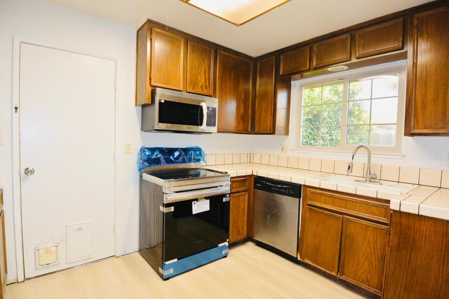 Detail Gallery Image 2 of 8 For 2708 Palomino Ln, Modesto,  CA 95355 - 3 Beds | 2 Baths