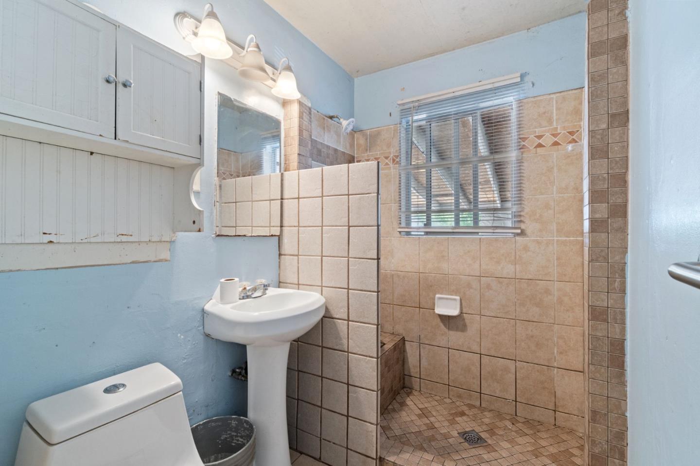 Detail Gallery Image 10 of 15 For 1645 W Fountain Way, Fresno,  CA 93705 - 3 Beds | 1 Baths