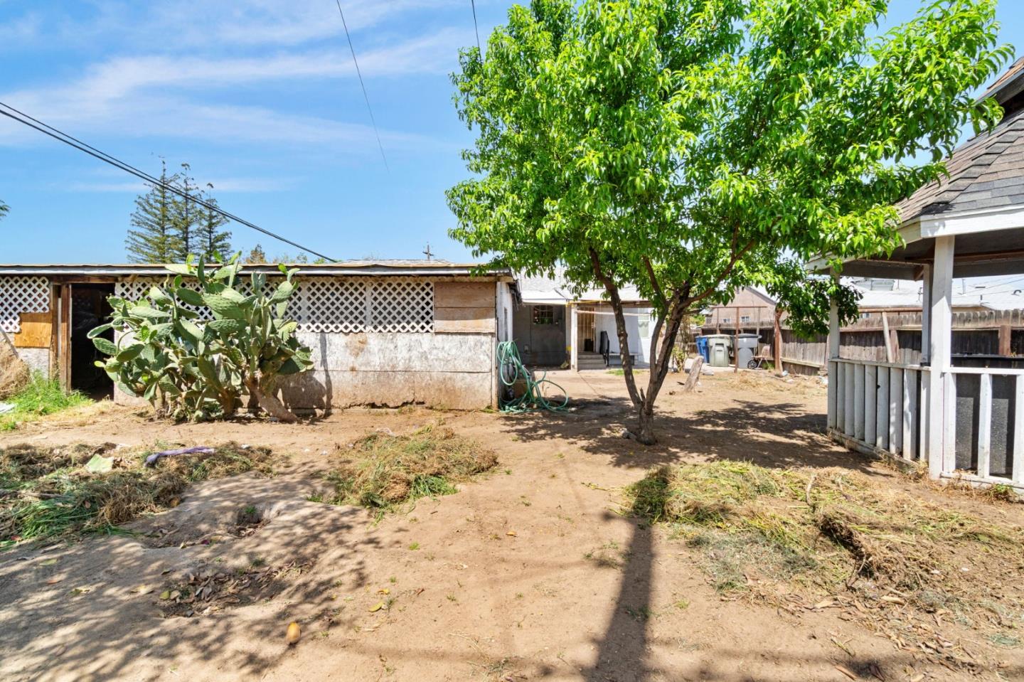 Detail Gallery Image 13 of 15 For 1645 W Fountain Way, Fresno,  CA 93705 - 3 Beds | 1 Baths