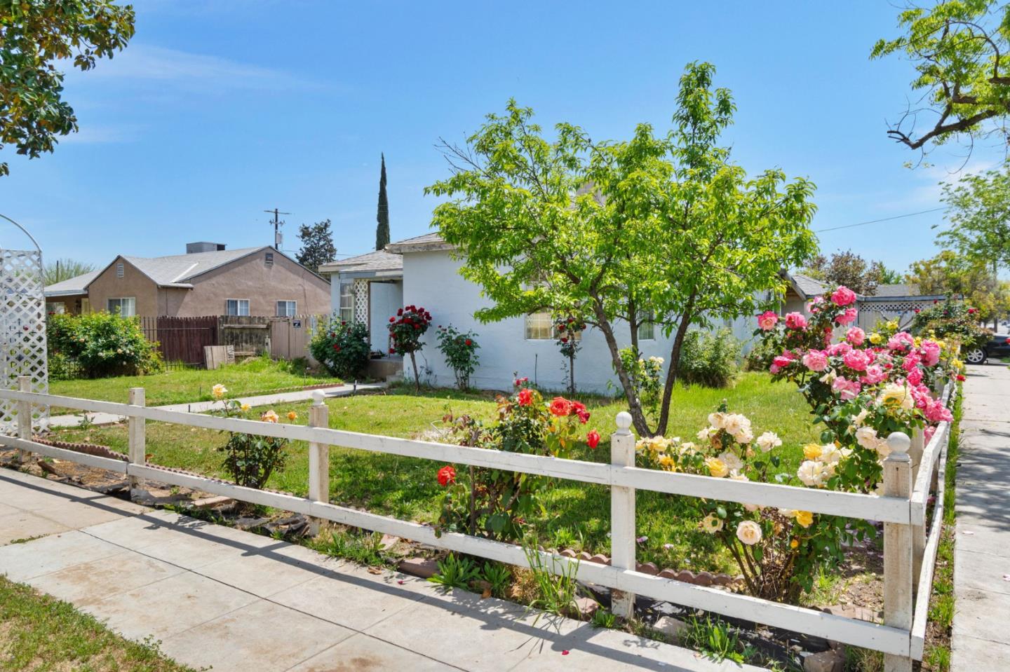Detail Gallery Image 2 of 15 For 1645 W Fountain Way, Fresno,  CA 93705 - 3 Beds | 1 Baths