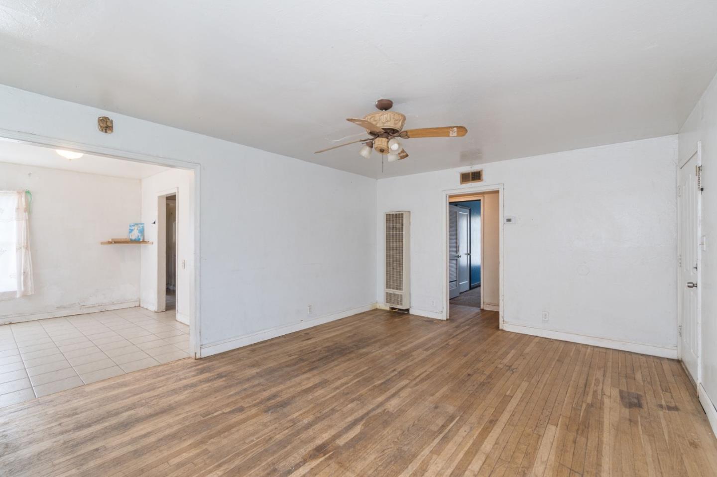 Detail Gallery Image 3 of 15 For 1645 W Fountain Way, Fresno,  CA 93705 - 3 Beds | 1 Baths