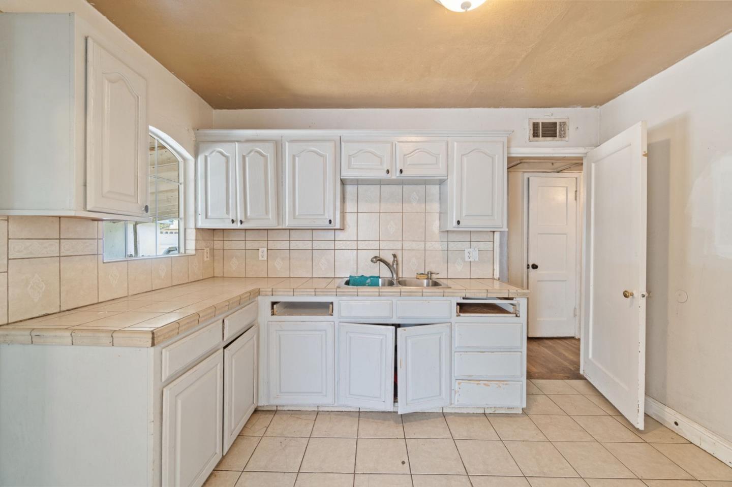 Detail Gallery Image 4 of 15 For 1645 W Fountain Way, Fresno,  CA 93705 - 3 Beds | 1 Baths
