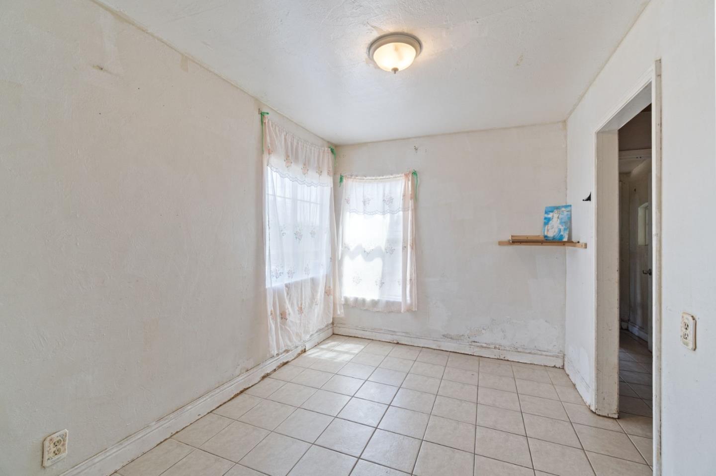 Detail Gallery Image 5 of 15 For 1645 W Fountain Way, Fresno,  CA 93705 - 3 Beds | 1 Baths