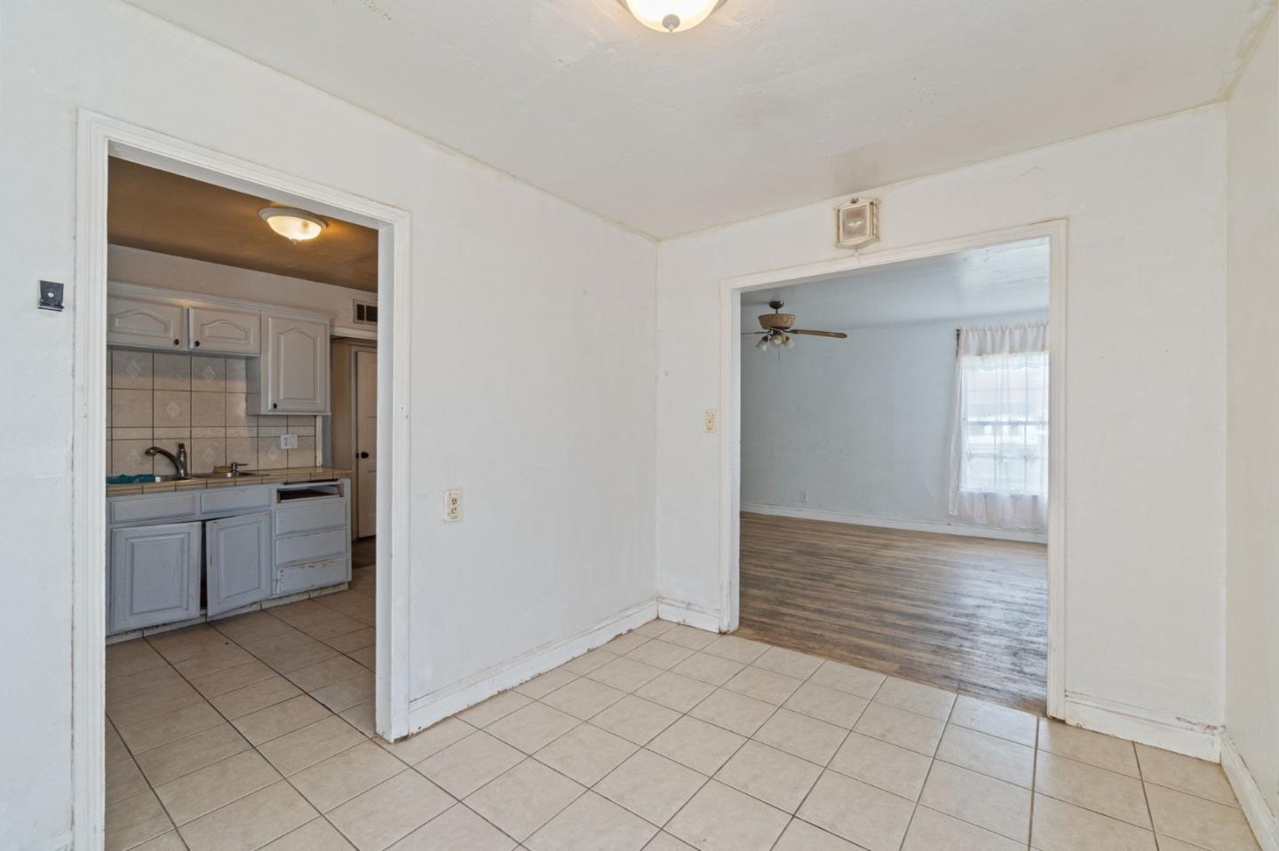 Detail Gallery Image 6 of 15 For 1645 W Fountain Way, Fresno,  CA 93705 - 3 Beds | 1 Baths