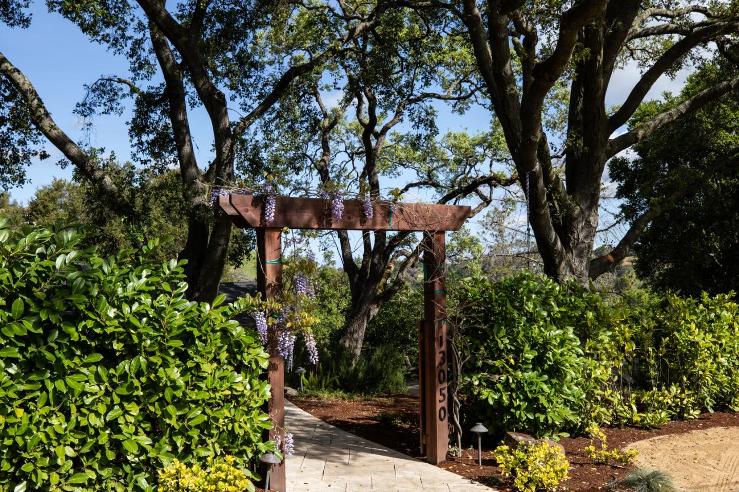 Detail Gallery Image 2 of 46 For 13050 Cumbra Vista Ct, Los Altos Hills,  CA 94022 - 5 Beds | 3/2 Baths