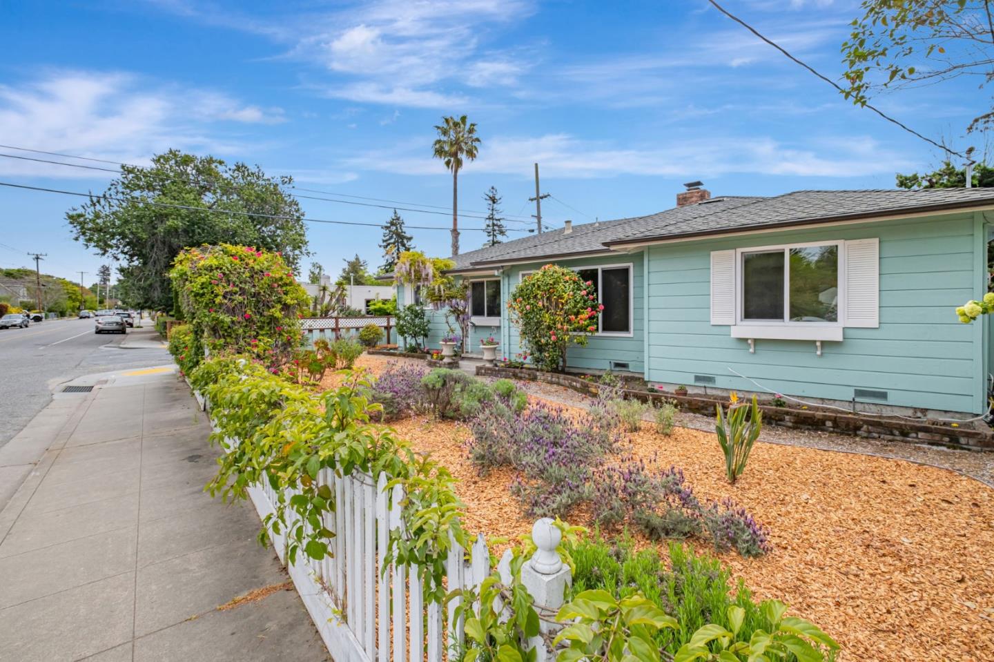 Detail Gallery Image 2 of 31 For 230 Grant St, Santa Cruz,  CA 95060 - 2 Beds | 1/1 Baths