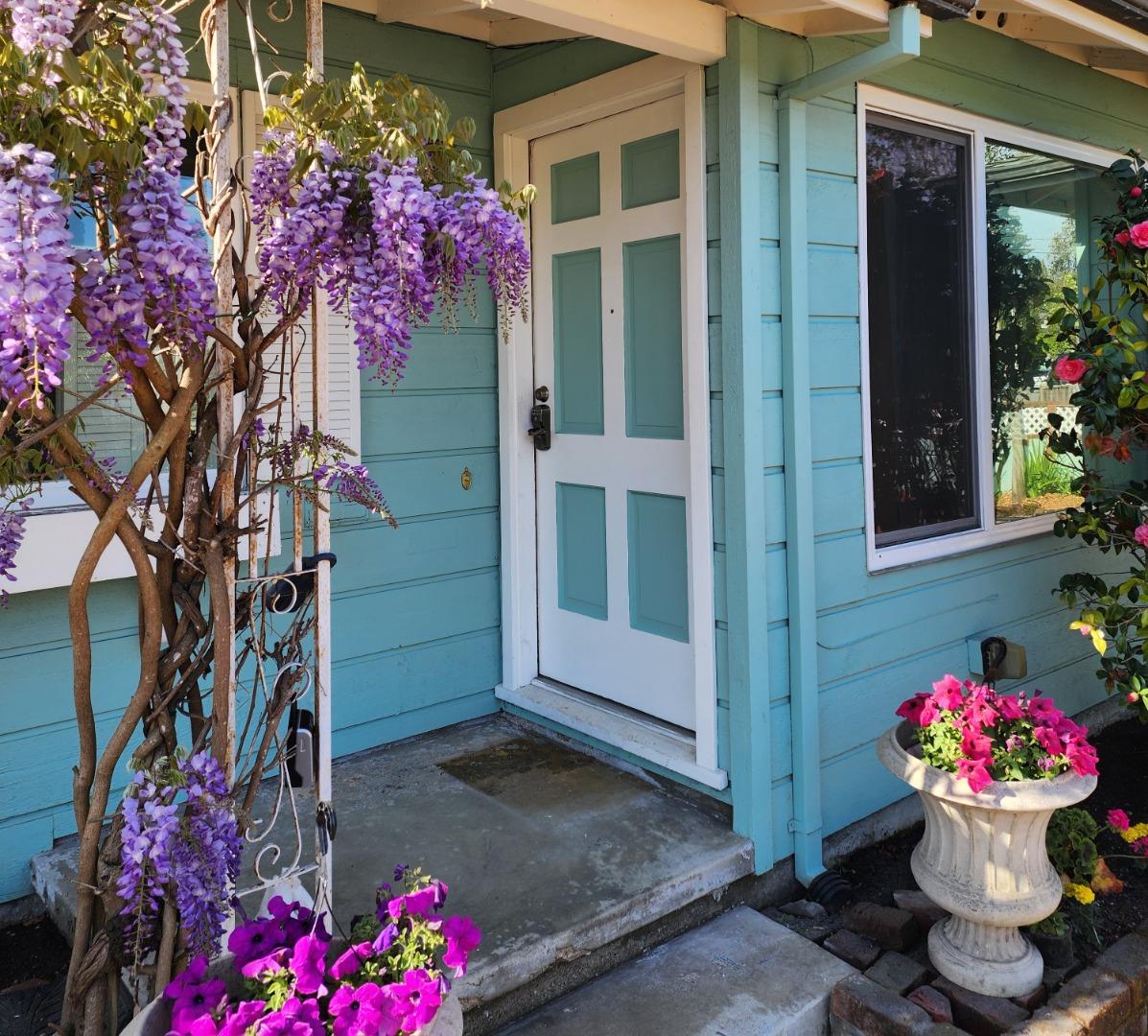 Detail Gallery Image 3 of 31 For 230 Grant St, Santa Cruz,  CA 95060 - 2 Beds | 1/1 Baths