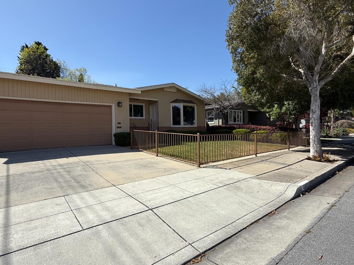 Detail Gallery Image 3 of 27 For 705 Santa Rita St, Sunnyvale,  CA 94085 - 3 Beds | 2 Baths