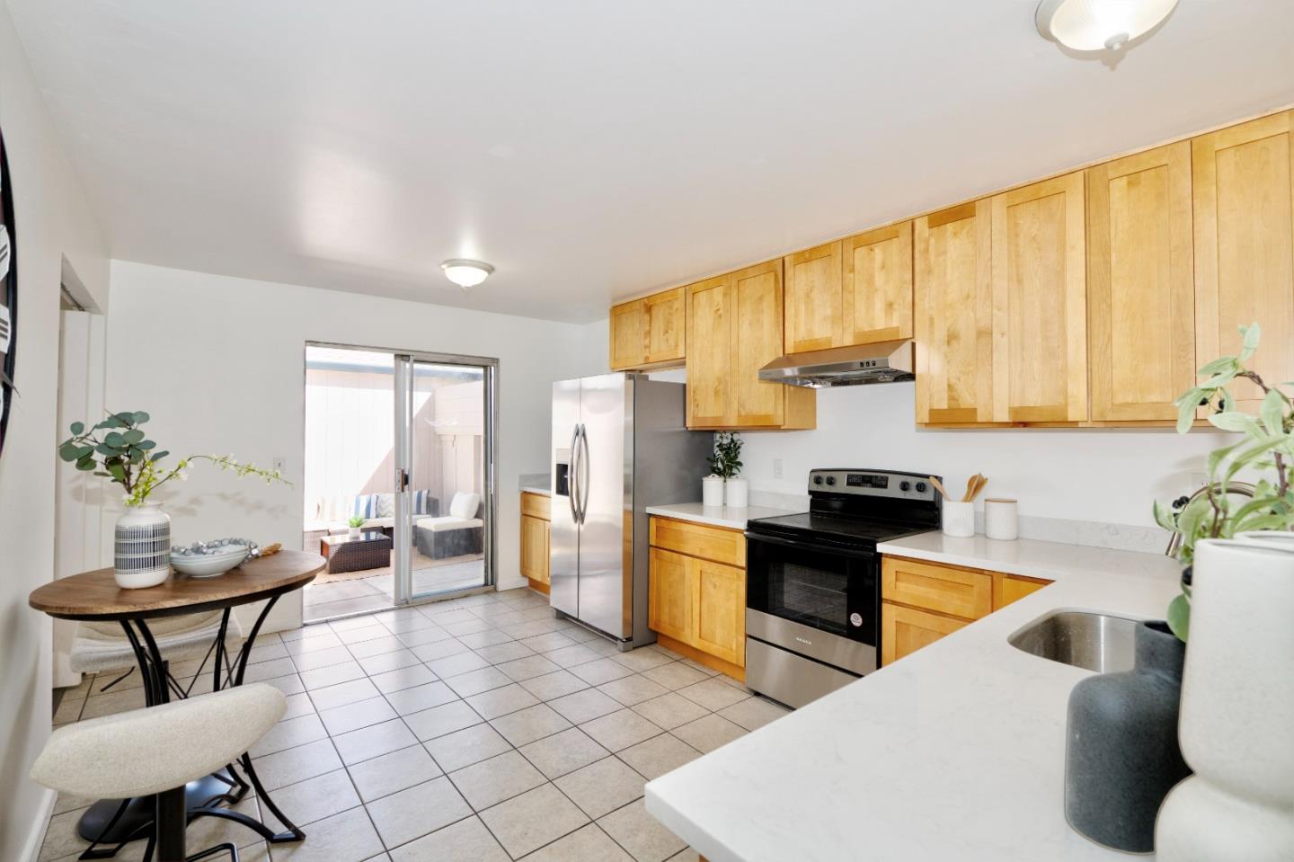 Detail Gallery Image 6 of 27 For 4210 Comet Cir, Union City,  CA 94587 - 4 Beds | 1/1 Baths