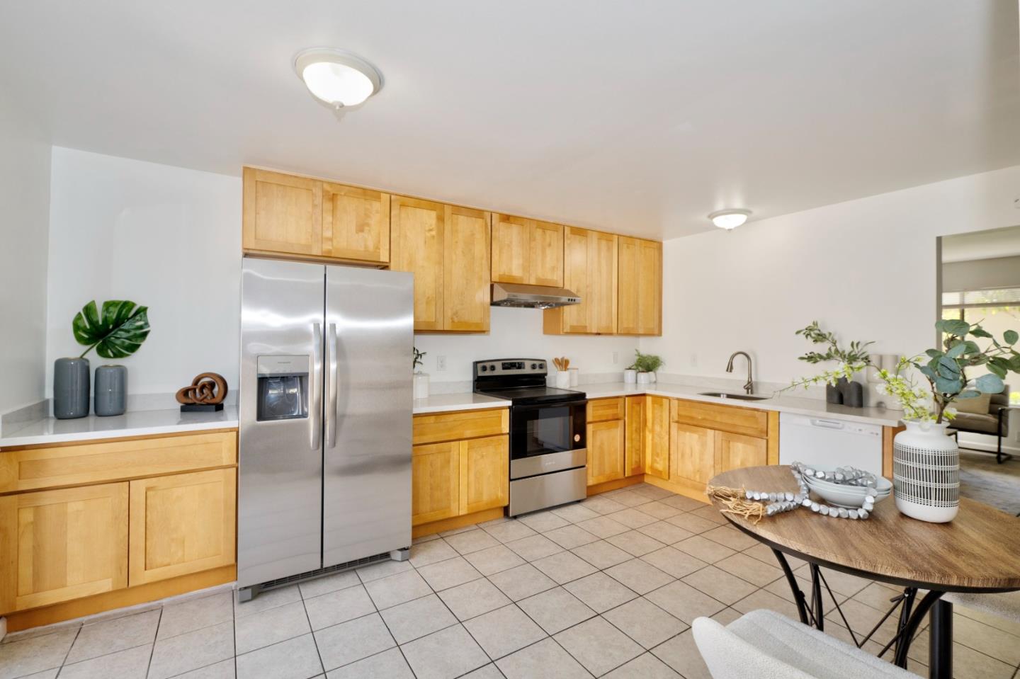 Detail Gallery Image 8 of 27 For 4210 Comet Cir, Union City,  CA 94587 - 4 Beds | 1/1 Baths