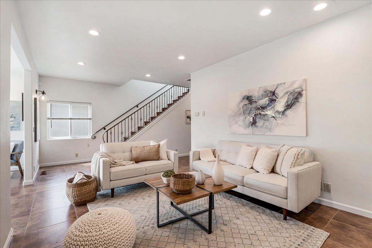 Detail Gallery Image 10 of 49 For 22011 E Cliff Dr, Santa Cruz,  CA 95062 - 3 Beds | 3 Baths