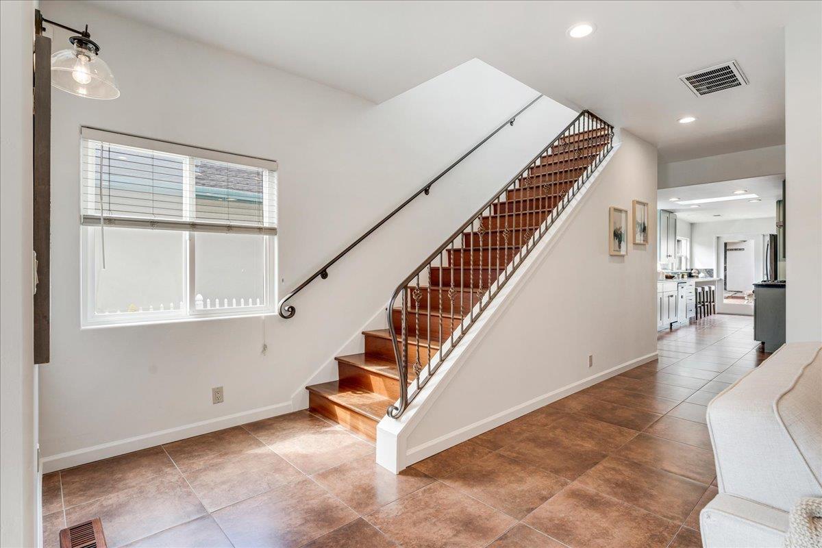 Detail Gallery Image 12 of 49 For 22011 E Cliff Dr, Santa Cruz,  CA 95062 - 3 Beds | 3 Baths