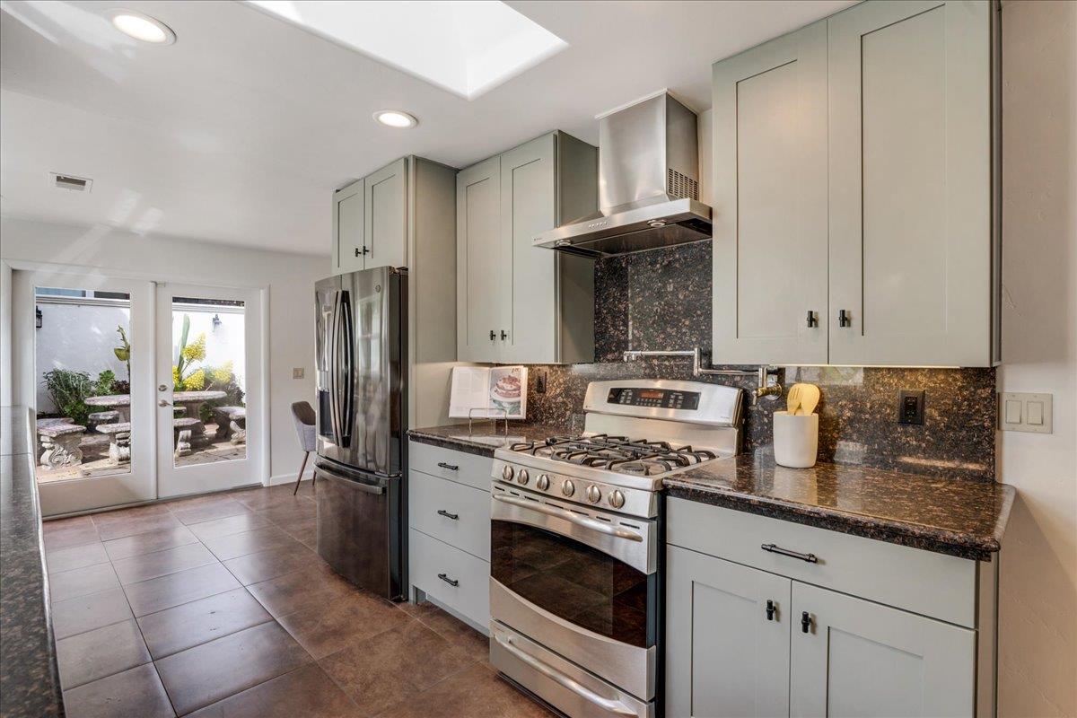 Detail Gallery Image 15 of 49 For 22011 E Cliff Dr, Santa Cruz,  CA 95062 - 3 Beds | 3 Baths