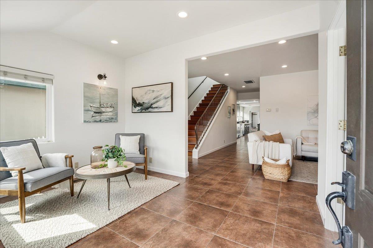 Detail Gallery Image 4 of 49 For 22011 E Cliff Dr, Santa Cruz,  CA 95062 - 3 Beds | 3 Baths