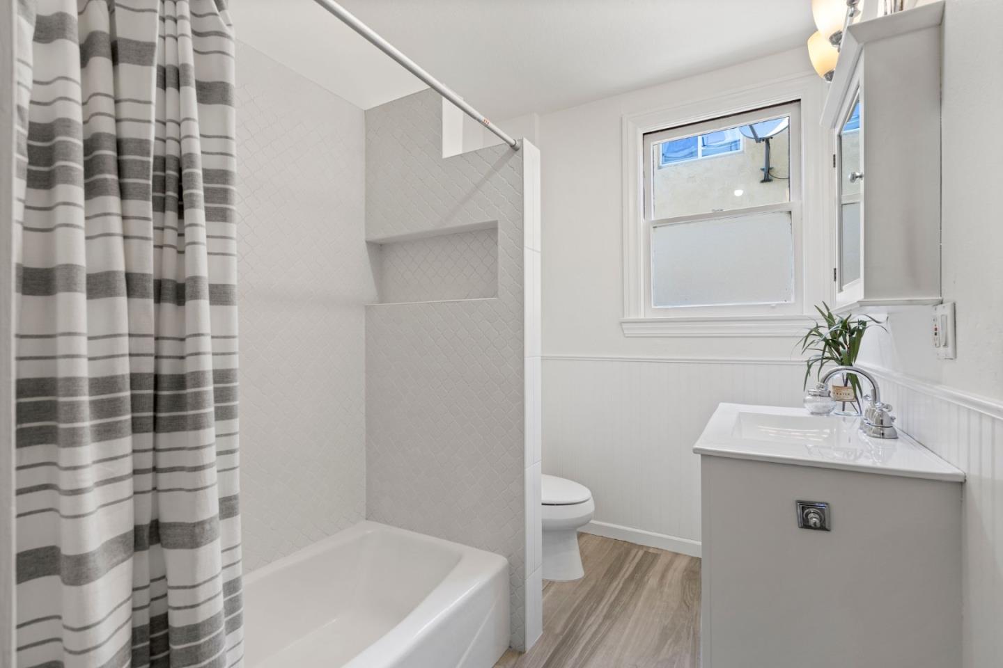 Detail Gallery Image 13 of 48 For 449 Grand St, Redwood City,  CA 94062 - 4 Beds | 3 Baths