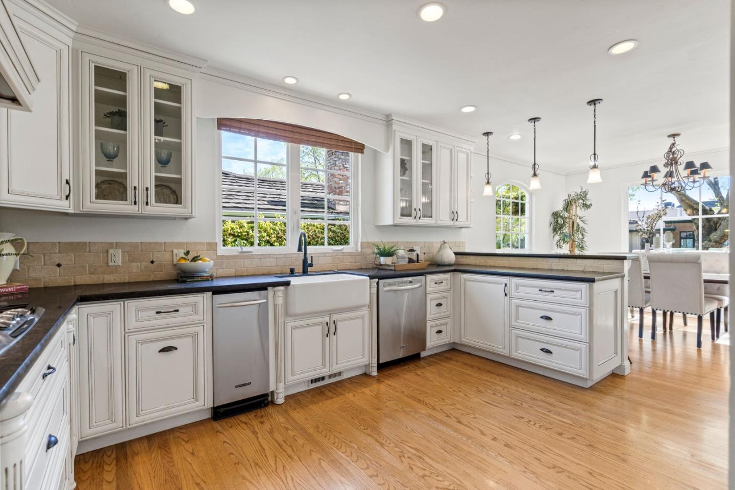 Detail Gallery Image 8 of 48 For 449 Grand St, Redwood City,  CA 94062 - 4 Beds | 3 Baths