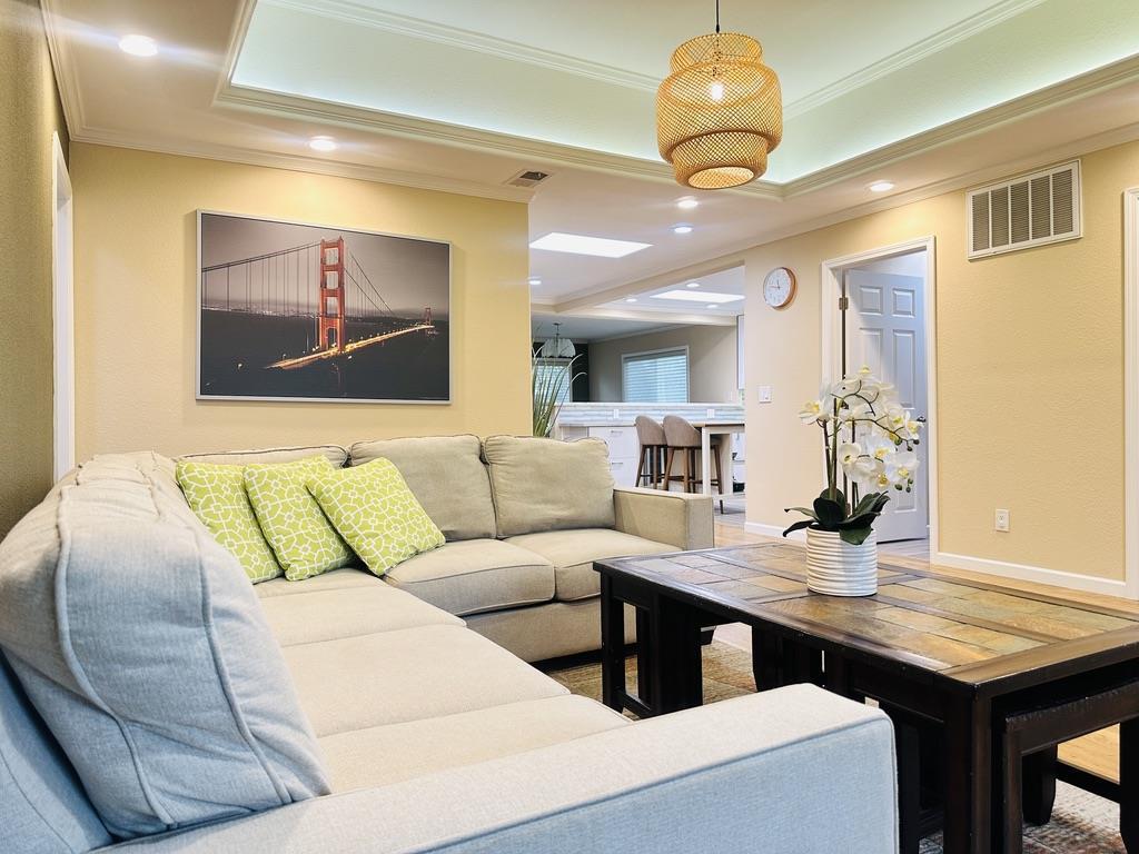 Detail Gallery Image 3 of 39 For 638 Rand St, San Mateo,  CA 94401 - 3 Beds | 2/1 Baths