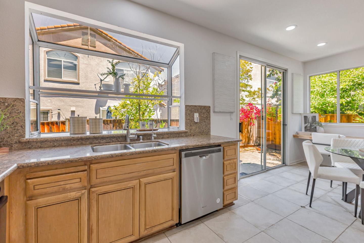 Detail Gallery Image 19 of 44 For 20433 via Palamos, Cupertino,  CA 95014 - 4 Beds | 2/1 Baths