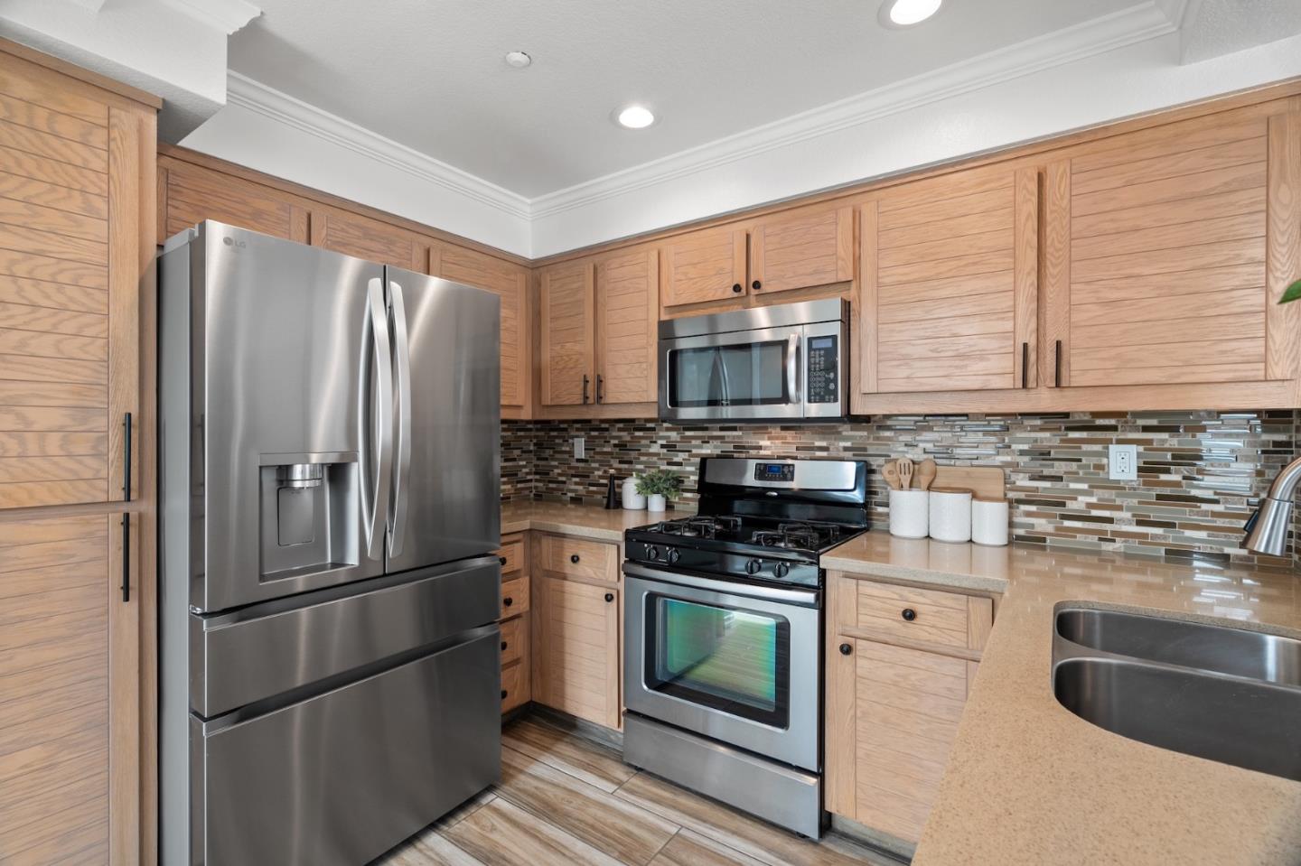 Detail Gallery Image 10 of 44 For 6913 Rodling Dr #D,  San Jose,  CA 95138 - 3 Beds | 3 Baths