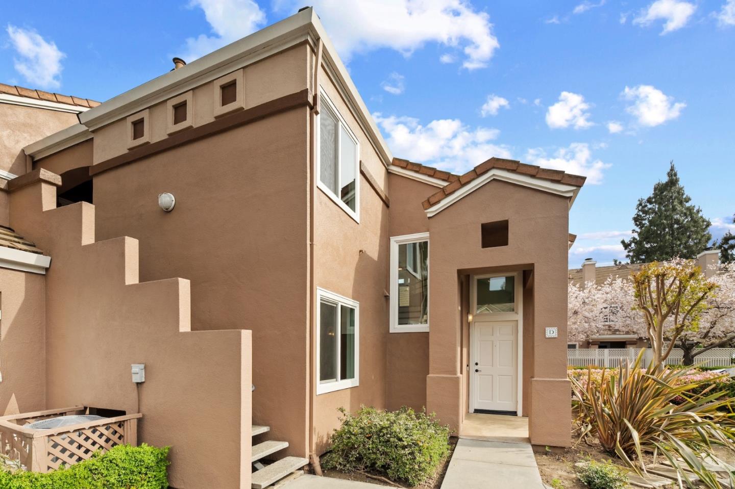 Detail Gallery Image 2 of 44 For 6913 Rodling Dr #D,  San Jose,  CA 95138 - 3 Beds | 3 Baths