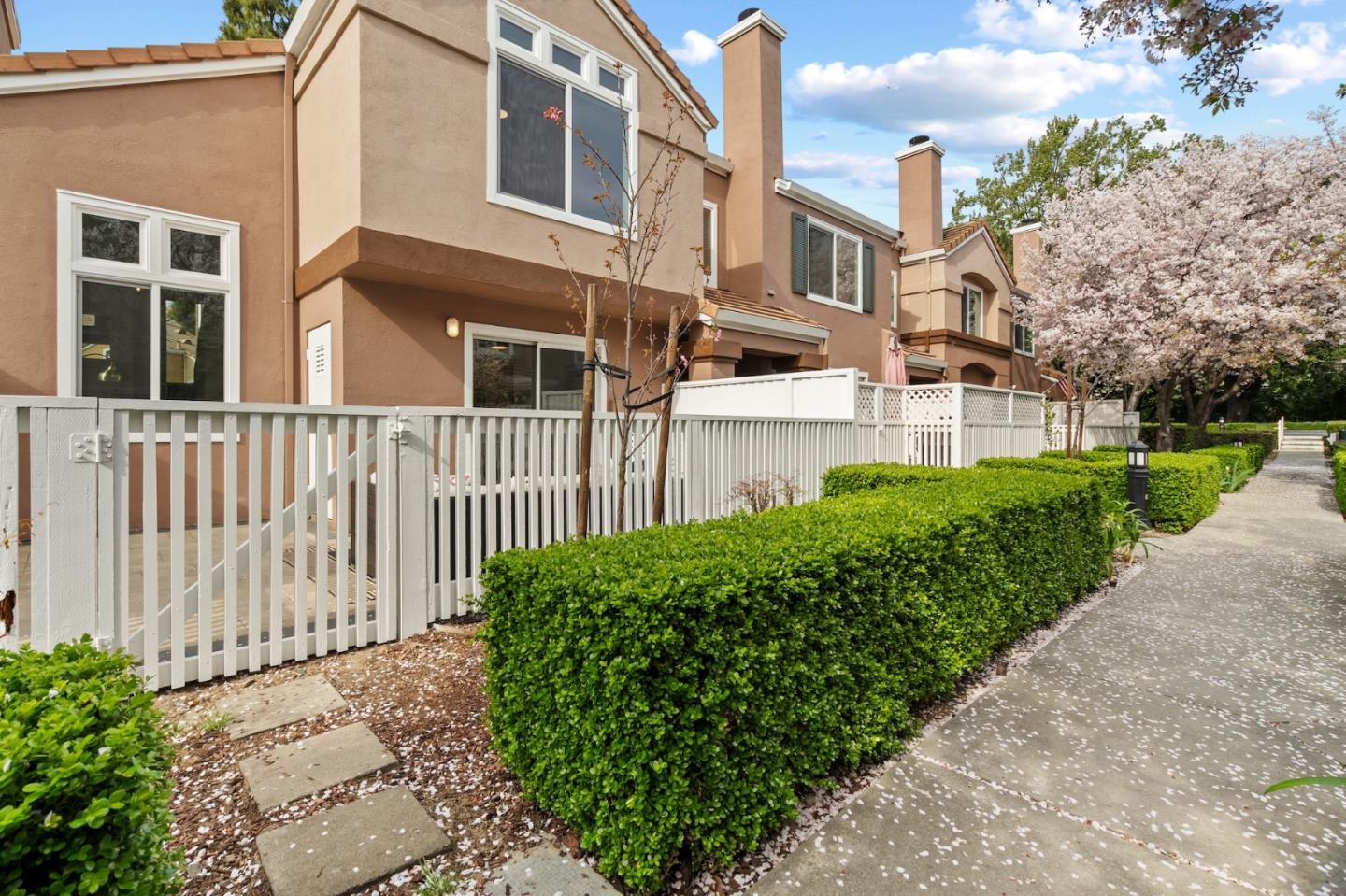 Detail Gallery Image 33 of 44 For 6913 Rodling Dr #D,  San Jose,  CA 95138 - 3 Beds | 3 Baths