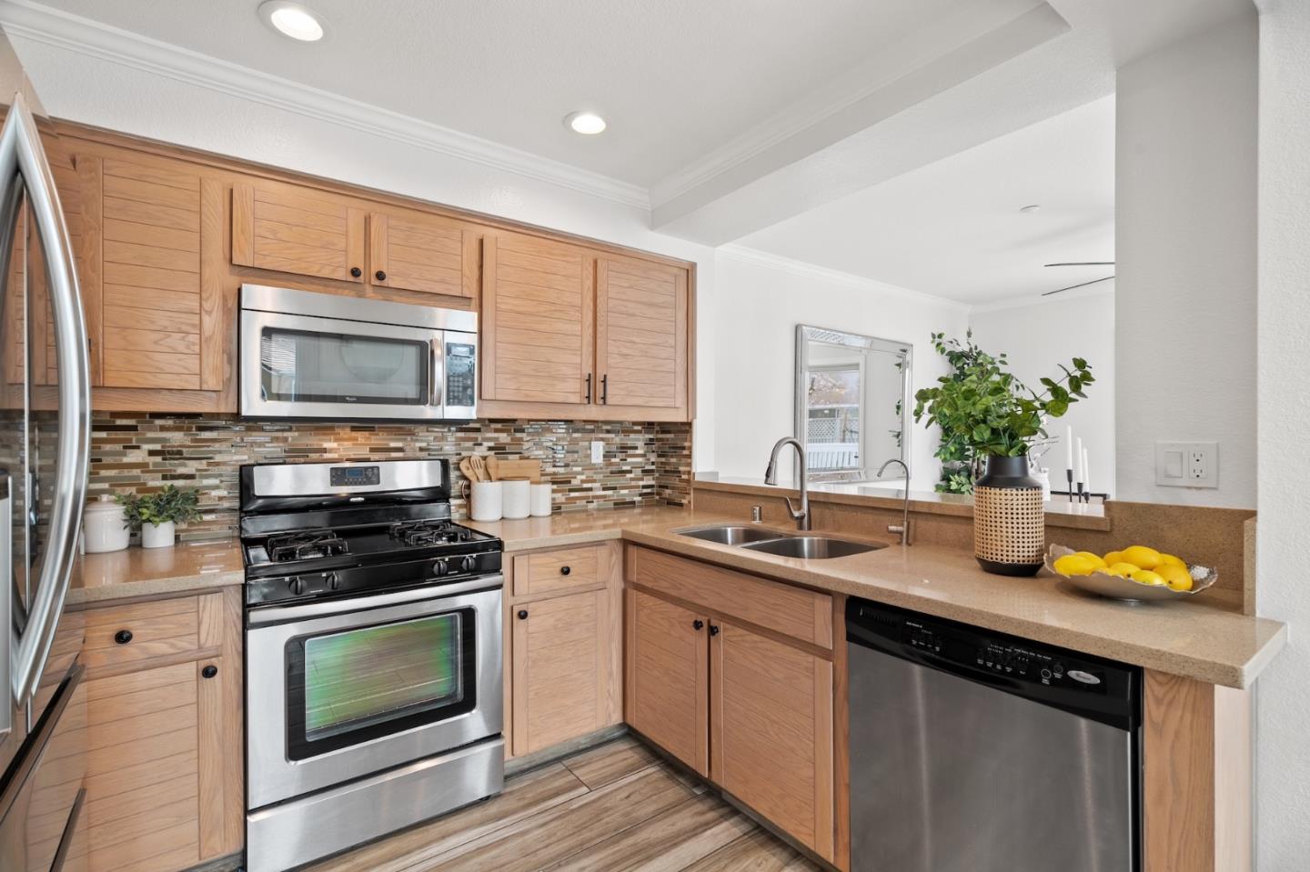 Detail Gallery Image 9 of 44 For 6913 Rodling Dr #D,  San Jose,  CA 95138 - 3 Beds | 3 Baths