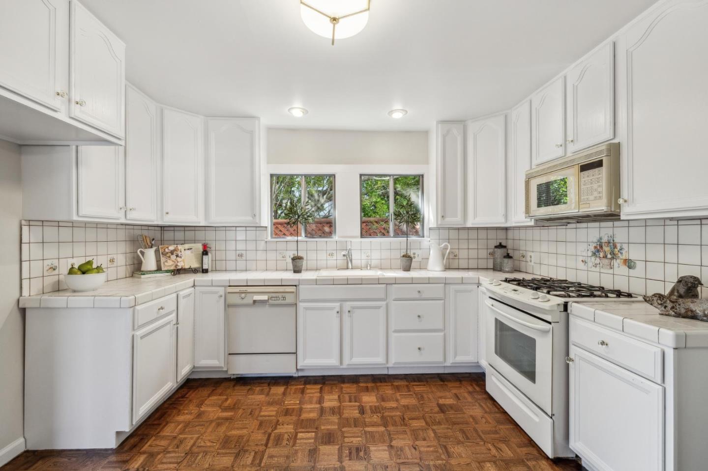 Detail Gallery Image 22 of 99 For 829 Edgehill Dr, Burlingame,  CA 94010 - 3 Beds | 1 Baths