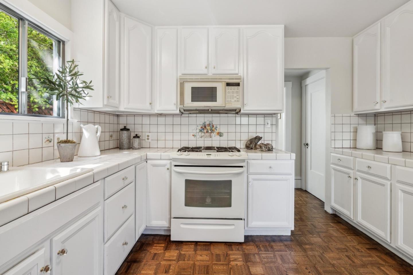 Detail Gallery Image 25 of 99 For 829 Edgehill Dr, Burlingame,  CA 94010 - 3 Beds | 1 Baths