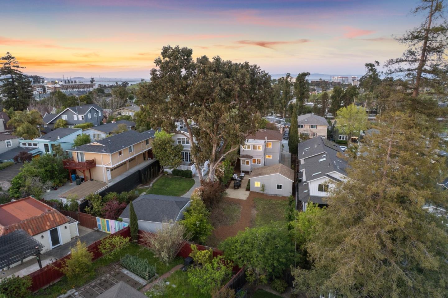 Detail Gallery Image 6 of 99 For 829 Edgehill Dr, Burlingame,  CA 94010 - 3 Beds | 1 Baths