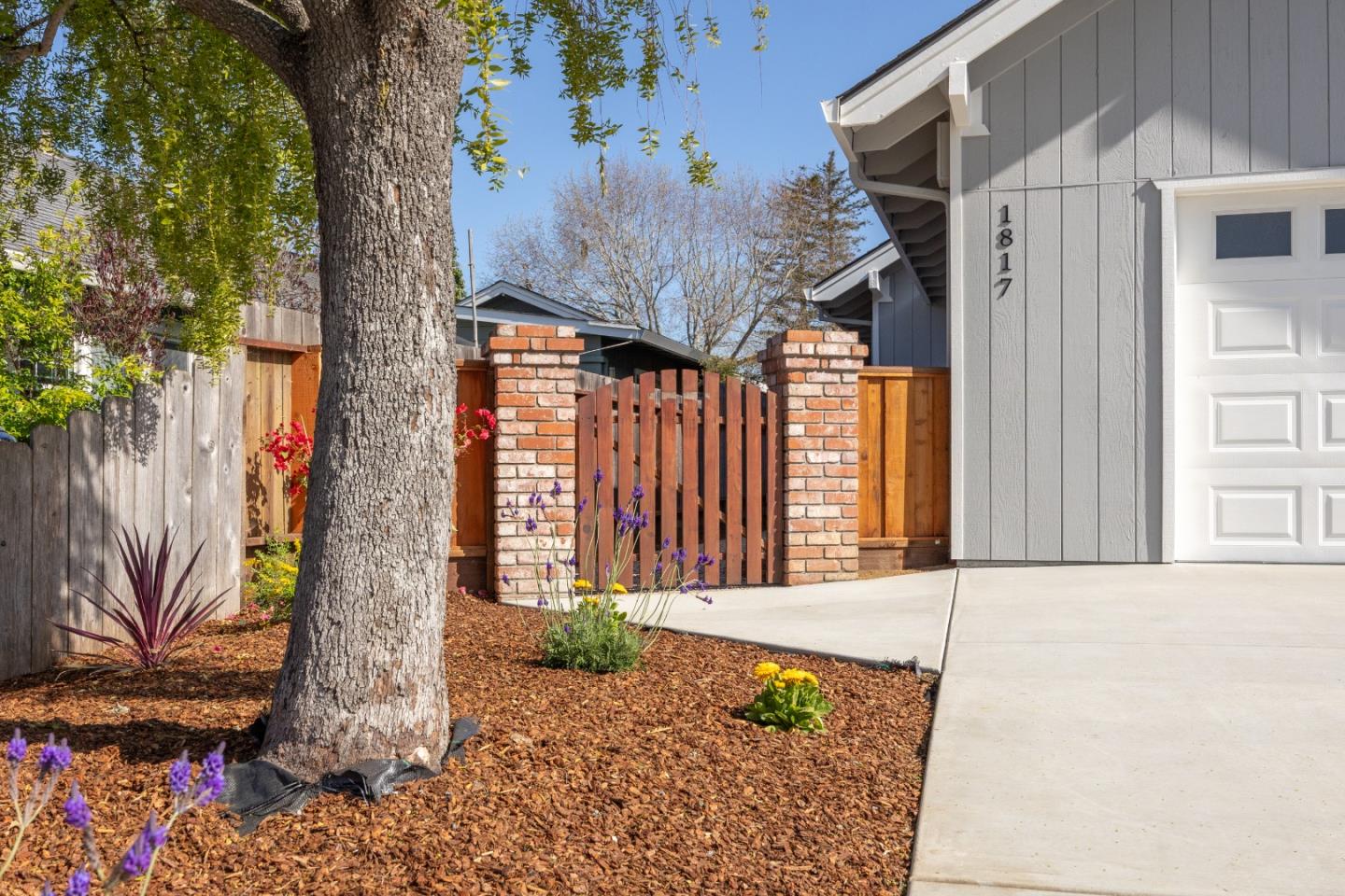 Detail Gallery Image 3 of 37 For 1817 Silvana Ln, Santa Cruz,  CA 95062 - 3 Beds | 2/1 Baths