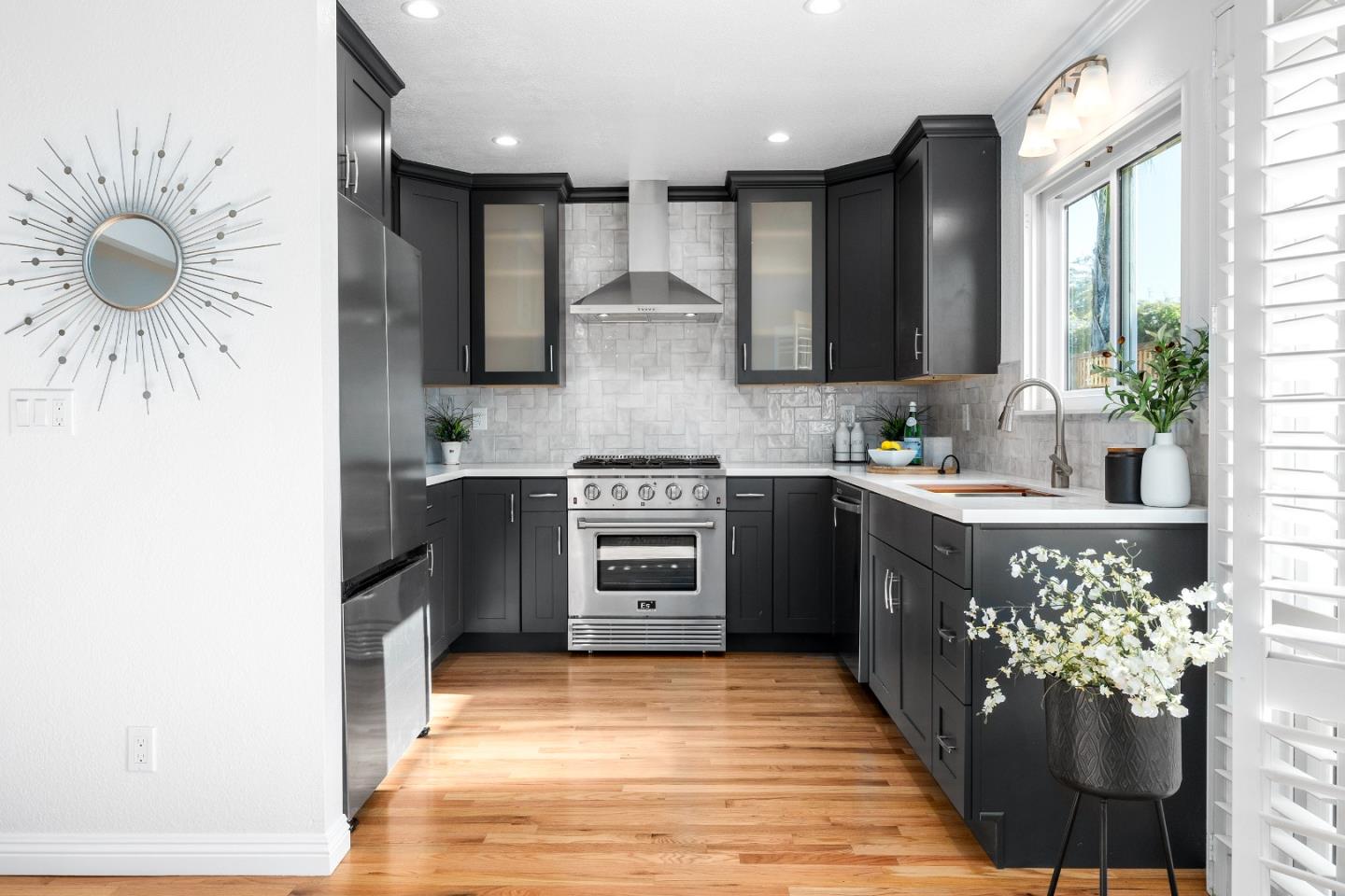 Detail Gallery Image 9 of 37 For 1817 Silvana Ln, Santa Cruz,  CA 95062 - 3 Beds | 2/1 Baths