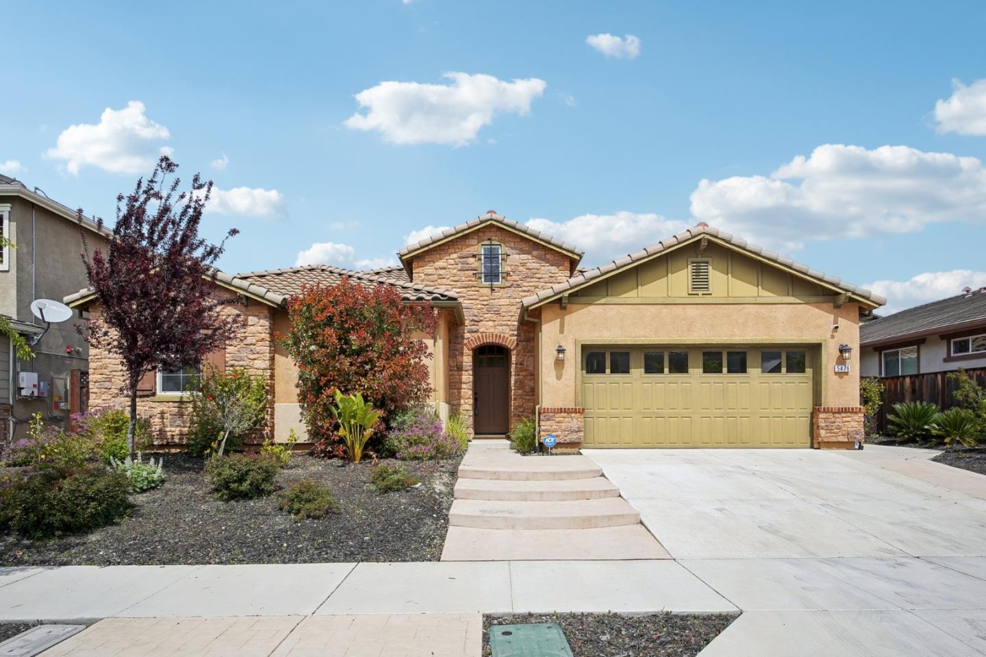 Detail Gallery Image 1 of 46 For 5476 Pinnacle View Way, Antioch,  CA 94531 - 4 Beds | 2 Baths