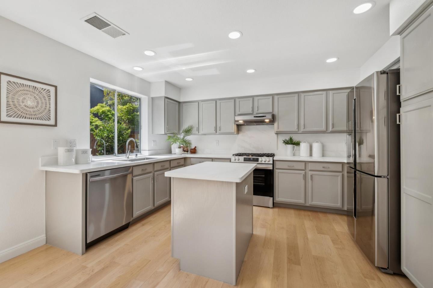 Detail Gallery Image 13 of 52 For 4216 Verdigris Cir, San Jose,  CA 95134 - 3 Beds | 2/1 Baths