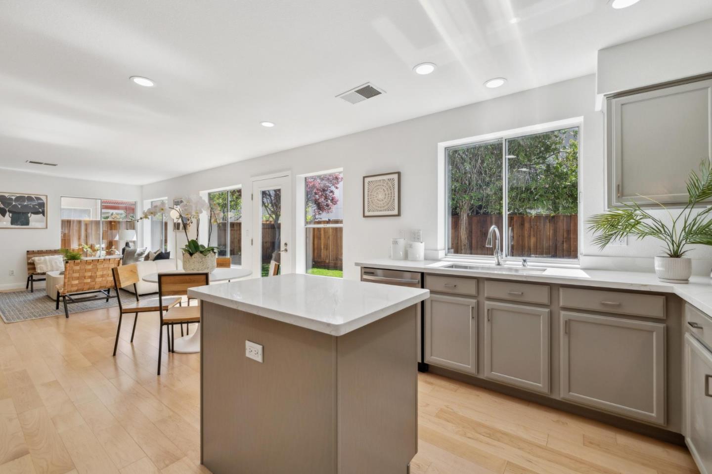 Detail Gallery Image 15 of 52 For 4216 Verdigris Cir, San Jose,  CA 95134 - 3 Beds | 2/1 Baths