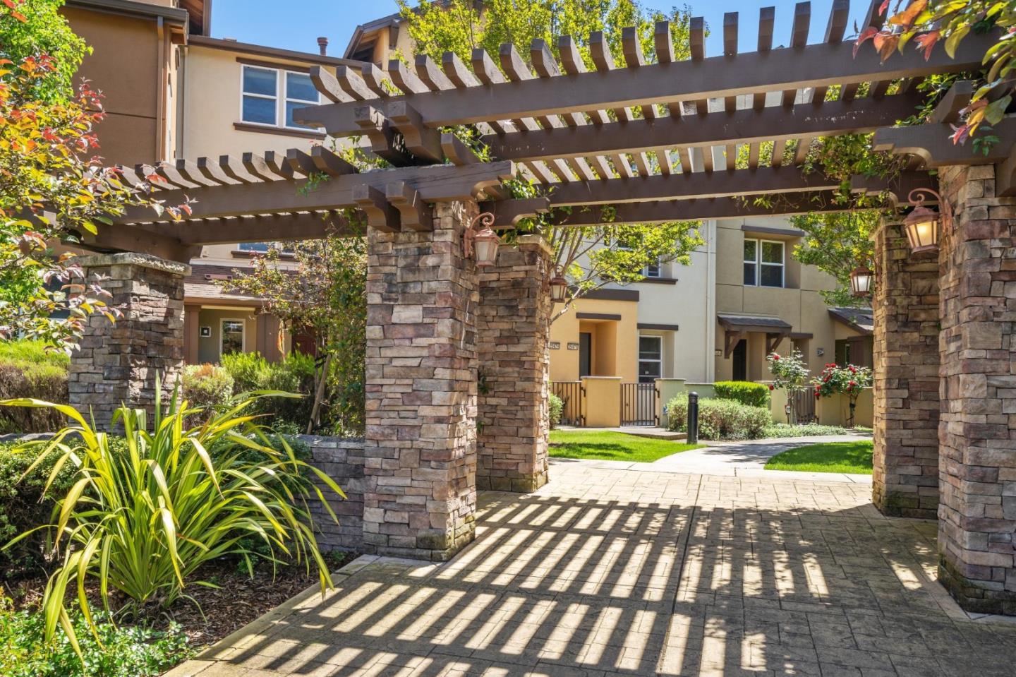 Detail Gallery Image 1 of 37 For 25478 Huntwood Ave, Hayward,  CA 94544 - 3 Beds | 3 Baths