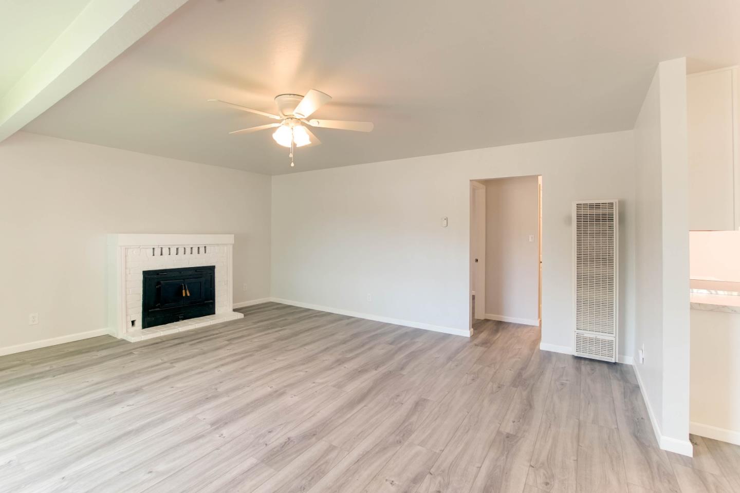 Detail Gallery Image 4 of 38 For 1261 Highland Dr, Hollister,  CA 95023 - 3 Beds | 1 Baths
