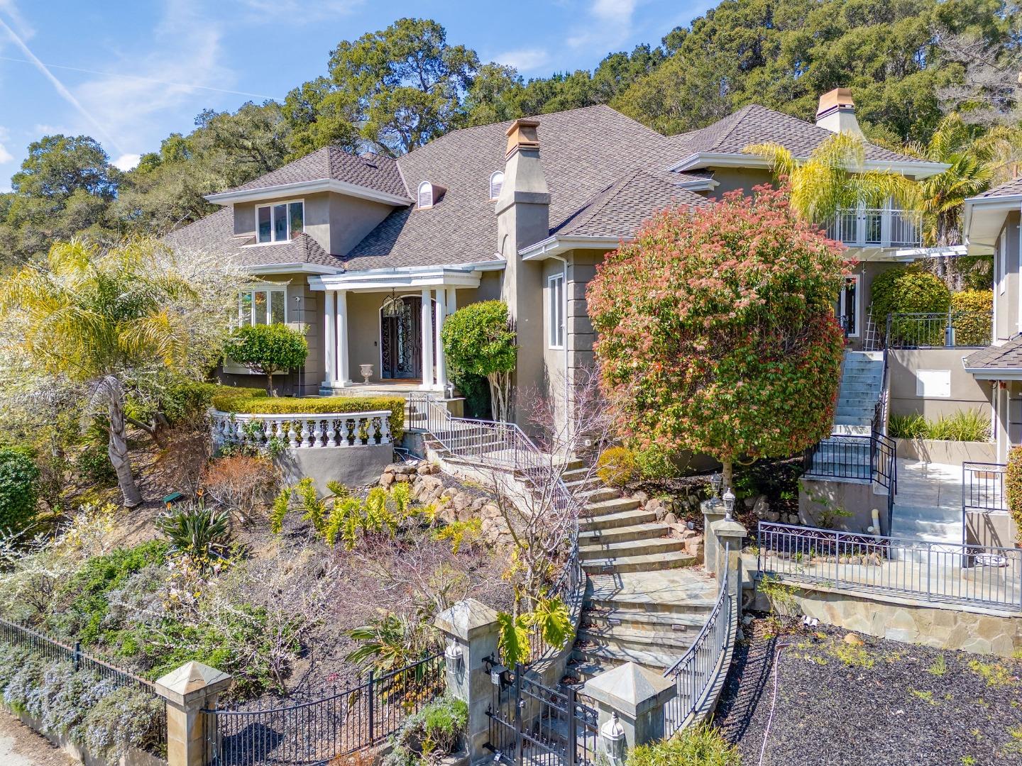 Detail Gallery Image 2 of 8 For 35 Brooke Ct, Hillsborough,  CA 94010 - 6 Beds | 6/1 Baths