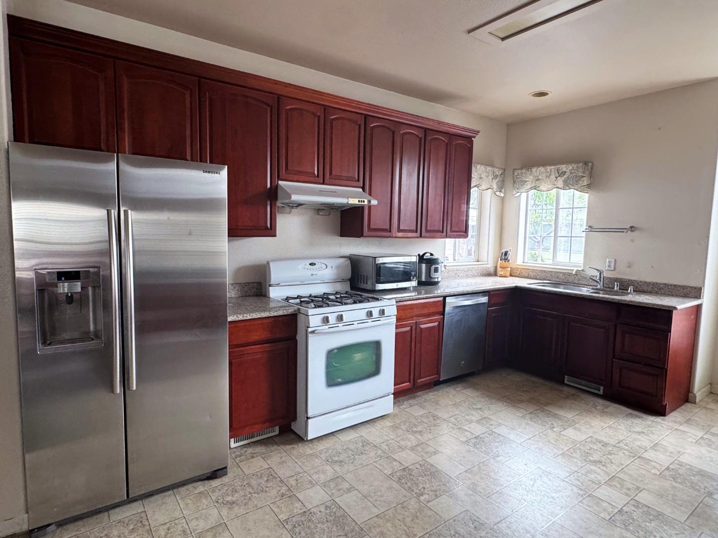 Detail Gallery Image 2 of 6 For 427 Shorewood Lane #427,  San Jose,  CA 95134 - 4 Beds | 2 Baths
